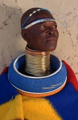 Prstani za iztegovanje vratu moškega iz afriškega plemena