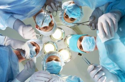 Kirurgi izvajajo operacijo za povečanje penisa