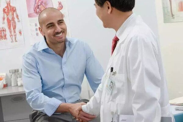 pacient se zahvali zdravniku za operacijo povečanja penisa